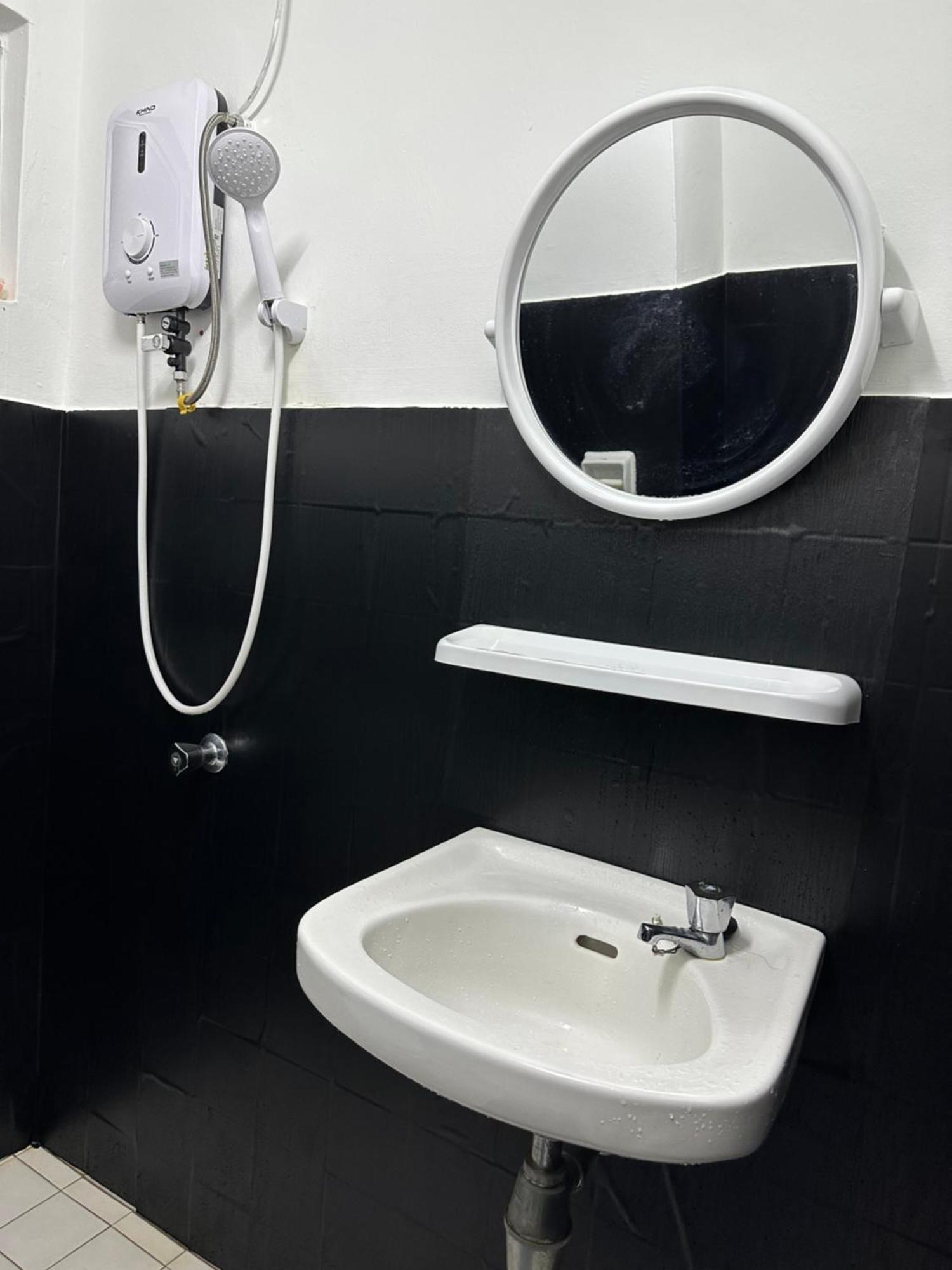 Marina Guesthome Pool View Kampong Baharu  Экстерьер фото